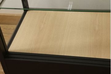 ガラスケースをリペア&カスタム!底板のみ新材に張り替え、真鍮の引手を取り付け。既存の脚は取り外し、あらたに角脚に取り替え。底板は木色を活かしたクリアワックスで仕上げ、本体と新材使用の脚はマットブラックにペイント。(ショーケース、陳列棚、飾り棚、店舗什器)
