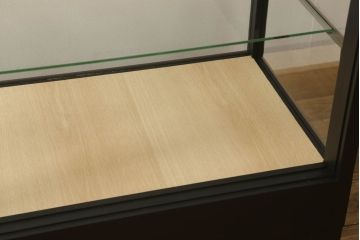 ガラスケースをリペア&カスタム!底板のみ新材に張り替え、真鍮の引手を取り付け。既存の脚は取り外し、あらたに角脚に取り替え。底板は木色を活かしたクリアワックスで仕上げ、本体と新材使用の脚はマットブラックにペイント。(ショーケース、陳列棚、飾り棚、店舗什器)