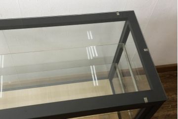 ガラスケースをリペア&カスタム!底板のみ新材に張り替え、真鍮の引手を取り付け。既存の脚は取り外し、あらたに角脚に取り替え。底板は木色を活かしたクリアワックスで仕上げ、本体と新材使用の脚はマットブラックにペイント。(ショーケース、陳列棚、飾り棚、店舗什器)
