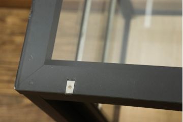 ガラスケースをリペア&カスタム!底板のみ新材に張り替え、真鍮の引手を取り付け。既存の脚は取り外し、あらたに角脚に取り替え。底板は木色を活かしたクリアワックスで仕上げ、本体と新材使用の脚はマットブラックにペイント。(ショーケース、陳列棚、飾り棚、店舗什器)