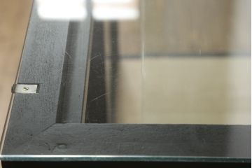ガラスケースをリペア&カスタム!底板のみ新材に張り替え、真鍮の引手を取り付け。既存の脚は取り外し、あらたに角脚に取り替え。底板は木色を活かしたクリアワックスで仕上げ、本体と新材使用の脚はマットブラックにペイント。(ショーケース、陳列棚、飾り棚、店舗什器)