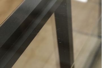 ガラスケースをリペア&カスタム!底板のみ新材に張り替え、真鍮の引手を取り付け。既存の脚は取り外し、あらたに角脚に取り替え。底板は木色を活かしたクリアワックスで仕上げ、本体と新材使用の脚はマットブラックにペイント。(ショーケース、陳列棚、飾り棚、店舗什器)