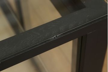 ガラスケースをリペア&カスタム!底板のみ新材に張り替え、真鍮の引手を取り付け。既存の脚は取り外し、あらたに角脚に取り替え。底板は木色を活かしたクリアワックスで仕上げ、本体と新材使用の脚はマットブラックにペイント。(ショーケース、陳列棚、飾り棚、店舗什器)