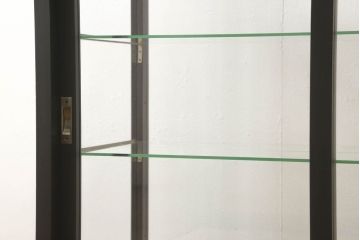 ガラスケースをリペア&カスタム!底板のみ新材に張り替え、真鍮の引手を取り付け。既存の脚は取り外し、あらたに角脚に取り替え。底板は木色を活かしたクリアワックスで仕上げ、本体と新材使用の脚はマットブラックにペイント。(ショーケース、陳列棚、飾り棚、店舗什器)