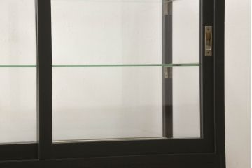 ガラスケースをリペア&カスタム!底板のみ新材に張り替え、真鍮の引手を取り付け。既存の脚は取り外し、あらたに角脚に取り替え。底板は木色を活かしたクリアワックスで仕上げ、本体と新材使用の脚はマットブラックにペイント。(ショーケース、陳列棚、飾り棚、店舗什器)