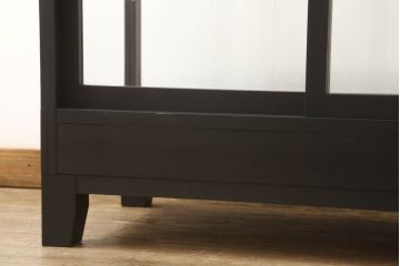 ガラスケースをリペア&カスタム!底板のみ新材に張り替え、真鍮の引手を取り付け。既存の脚は取り外し、あらたに角脚に取り替え。底板は木色を活かしたクリアワックスで仕上げ、本体と新材使用の脚はマットブラックにペイント。(ショーケース、陳列棚、飾り棚、店舗什器)