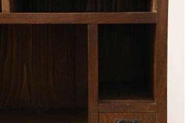 関東水屋箪笥をリペア&カスタム!既存のガラスから結露ガラスに取り替え、中段引き戸内を中央縦方向に左右を分割し、取り外し可能な棚板を取り付け、取っ手を交換。本体は現状のお品物に合わせて1トーン程落ち着いた色に着色し、修繕箇所は本体と馴染ませ仕上げ。(食器棚、キャビネット、収納棚)