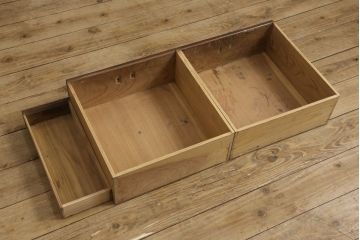 関東水屋箪笥をリペア&カスタム!既存のガラスから結露ガラスに取り替え、中段引き戸内を中央縦方向に左右を分割し、取り外し可能な棚板を取り付け、取っ手を交換。本体は現状のお品物に合わせて1トーン程落ち着いた色に着色し、修繕箇所は本体と馴染ませ仕上げ。(食器棚、キャビネット、収納棚)