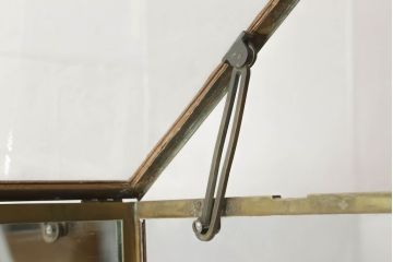 脚付きガラスケースをリペア&カスタム!底面の鏡を新品に交換。木部は現状の品物に合わせて1トーン程落ち着いた色に着色。(ショーケース、陳列棚)