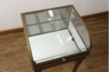 脚付きガラスケースをリペア&カスタム!底面の鏡を新品に交換。木部は現状の品物に合わせて1トーン程落ち着いた色に着色。(ショーケース、陳列棚)