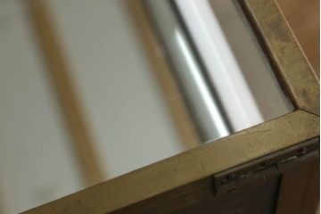 脚付きガラスケースをリペア&カスタム!底面の鏡を新品に交換。木部は現状の品物に合わせて1トーン程落ち着いた色に着色。(ショーケース、陳列棚)