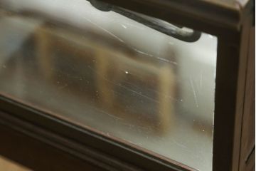 脚付きガラスケースをリペア&カスタム!底面の鏡を新品に交換。木部は現状の品物に合わせて1トーン程落ち着いた色に着色。(ショーケース、陳列棚)