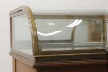 脚付きガラスケースをリペア&カスタム!底面の鏡を新品に交換。木部は現状の品物に合わせて1トーン程落ち着いた色に着色。(ショーケース、陳列棚)
