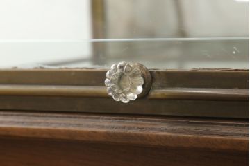 脚付きガラスケースをリペア&カスタム!底面の鏡を新品に交換。木部は現状の品物に合わせて1トーン程落ち着いた色に着色。(ショーケース、陳列棚)