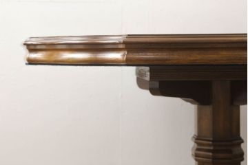 ダイニングテーブルをリペア&カスタム!脚の指定箇所をカットしビスにて取り付け、取りはずし可能な仕様に。本体は現状のお品物に合わせて1トーン程落ち着いた色に着色し、修繕箇所は本体と馴染むように。(2人掛け、4人掛け)