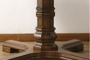 ダイニングテーブルをリペア&カスタム!脚の指定箇所をカットしビスにて取り付け、取りはずし可能な仕様に。本体は現状のお品物に合わせて1トーン程落ち着いた色に着色し、修繕箇所は本体と馴染むように。(2人掛け、4人掛け)