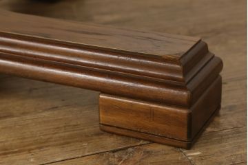 ダイニングテーブルをリペア&カスタム!脚の指定箇所をカットしビスにて取り付け、取りはずし可能な仕様に。本体は現状のお品物に合わせて1トーン程落ち着いた色に着色し、修繕箇所は本体と馴染むように。(2人掛け、4人掛け)