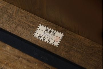 ダイニングテーブルをリペア&カスタム!脚の指定箇所をカットしビスにて取り付け、取りはずし可能な仕様に。本体は現状のお品物に合わせて1トーン程落ち着いた色に着色し、修繕箇所は本体と馴染むように。(2人掛け、4人掛け)