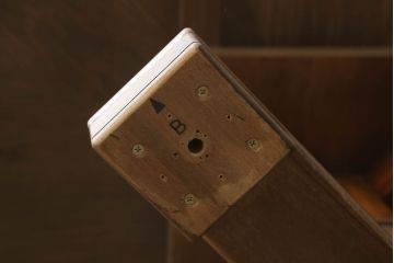 ダイニングテーブルをリペア&カスタム!脚の指定箇所をカットしビスにて取り付け、取りはずし可能な仕様に。本体は現状のお品物に合わせて1トーン程落ち着いた色に着色し、修繕箇所は本体と馴染むように。(2人掛け、4人掛け)