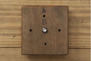 ダイニングテーブルをリペア&カスタム!脚の指定箇所をカットしビスにて取り付け、取りはずし可能な仕様に。本体は現状のお品物に合わせて1トーン程落ち着いた色に着色し、修繕箇所は本体と馴染むように。(2人掛け、4人掛け)