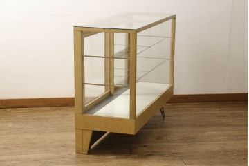 ガラスケースの見た目を変えずに綺麗にリペア!本体は着色・ペイントはせず現状の色味を活かし、木部の脚部裏側の色味は元の黒色のまま着色。(ショーケース、陳列棚、飾り棚、店舗什器)