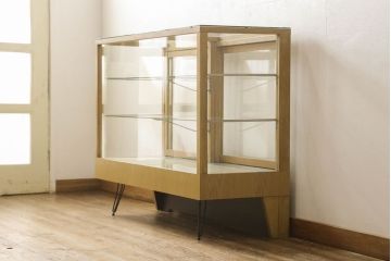 ガラスケースの見た目を変えずに綺麗にリペア!本体は着色・ペイントはせず現状の色味を活かし、木部の脚部裏側の色味は元の黒色のまま着色。(ショーケース、陳列棚、飾り棚、店舗什器)