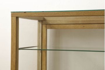 ガラスケースの見た目を変えずに綺麗にリペア!本体は着色・ペイントはせず現状の色味を活かし、木部の脚部裏側の色味は元の黒色のまま着色。(ショーケース、陳列棚、飾り棚、店舗什器)