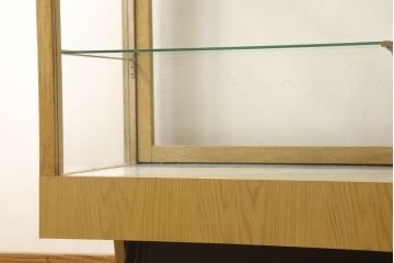 ガラスケースの見た目を変えずに綺麗にリペア!本体は着色・ペイントはせず現状の色味を活かし、木部の脚部裏側の色味は元の黒色のまま着色。(ショーケース、陳列棚、飾り棚、店舗什器)
