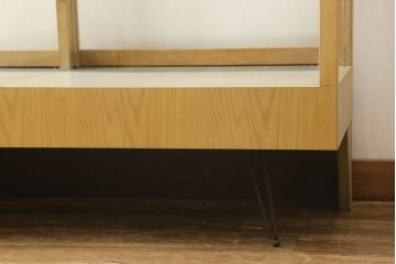 ガラスケースの見た目を変えずに綺麗にリペア!本体は着色・ペイントはせず現状の色味を活かし、木部の脚部裏側の色味は元の黒色のまま着色。(ショーケース、陳列棚、飾り棚、店舗什器)