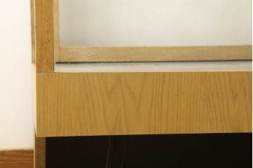 ガラスケースの見た目を変えずに綺麗にリペア!本体は着色・ペイントはせず現状の色味を活かし、木部の脚部裏側の色味は元の黒色のまま着色。(ショーケース、陳列棚、飾り棚、店舗什器)