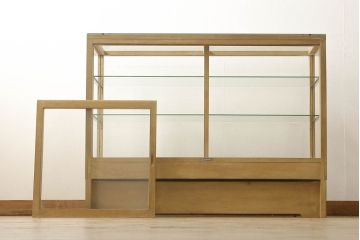 ガラスケースの見た目を変えずに綺麗にリペア!本体は着色・ペイントはせず現状の色味を活かし、木部の脚部裏側の色味は元の黒色のまま着色。(ショーケース、陳列棚、飾り棚、店舗什器)
