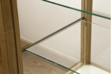 ガラスケースの見た目を変えずに綺麗にリペア!本体は着色・ペイントはせず現状の色味を活かし、木部の脚部裏側の色味は元の黒色のまま着色。(ショーケース、陳列棚、飾り棚、店舗什器)