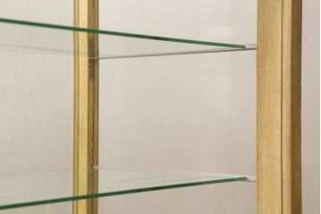 ガラスケースの見た目を変えずに綺麗にリペア!本体は着色・ペイントはせず現状の色味を活かし、木部の脚部裏側の色味は元の黒色のまま着色。(ショーケース、陳列棚、飾り棚、店舗什器)