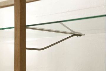ガラスケースの見た目を変えずに綺麗にリペア!本体は着色・ペイントはせず現状の色味を活かし、木部の脚部裏側の色味は元の黒色のまま着色。(ショーケース、陳列棚、飾り棚、店舗什器)