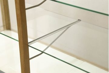 ガラスケースの見た目を変えずに綺麗にリペア!本体は着色・ペイントはせず現状の色味を活かし、木部の脚部裏側の色味は元の黒色のまま着色。(ショーケース、陳列棚、飾り棚、店舗什器)