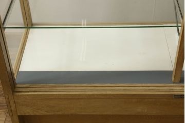 ガラスケースの見た目を変えずに綺麗にリペア!本体は着色・ペイントはせず現状の色味を活かし、木部の脚部裏側の色味は元の黒色のまま着色。(ショーケース、陳列棚、飾り棚、店舗什器)