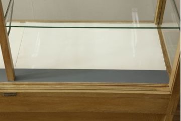 ガラスケースの見た目を変えずに綺麗にリペア!本体は着色・ペイントはせず現状の色味を活かし、木部の脚部裏側の色味は元の黒色のまま着色。(ショーケース、陳列棚、飾り棚、店舗什器)