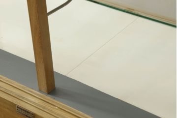 ガラスケースの見た目を変えずに綺麗にリペア!本体は着色・ペイントはせず現状の色味を活かし、木部の脚部裏側の色味は元の黒色のまま着色。(ショーケース、陳列棚、飾り棚、店舗什器)