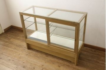 ガラスケースの見た目を変えずに綺麗にリペア!本体は着色・ペイントはせず現状の色味を活かし、木部の脚部裏側の色味は元の黒色のまま着色。(ショーケース、陳列棚、飾り棚、店舗什器)