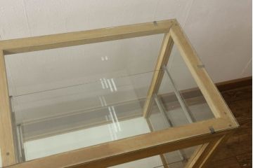 ガラスケースの見た目を変えずに綺麗にリペア!本体は着色・ペイントはせず現状の色味を活かし、木部の脚部裏側の色味は元の黒色のまま着色。(ショーケース、陳列棚、飾り棚、店舗什器)