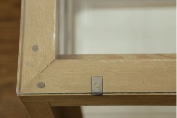 ガラスケースの見た目を変えずに綺麗にリペア!本体は着色・ペイントはせず現状の色味を活かし、木部の脚部裏側の色味は元の黒色のまま着色。(ショーケース、陳列棚、飾り棚、店舗什器)