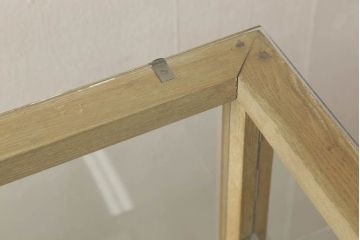 ガラスケースの見た目を変えずに綺麗にリペア!本体は着色・ペイントはせず現状の色味を活かし、木部の脚部裏側の色味は元の黒色のまま着色。(ショーケース、陳列棚、飾り棚、店舗什器)