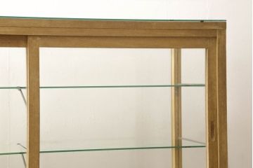 ガラスケースの見た目を変えずに綺麗にリペア!本体は着色・ペイントはせず現状の色味を活かし、木部の脚部裏側の色味は元の黒色のまま着色。(ショーケース、陳列棚、飾り棚、店舗什器)