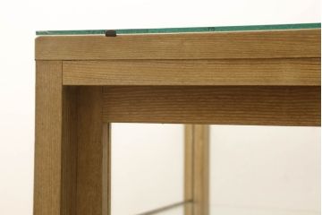 ガラスケースの見た目を変えずに綺麗にリペア!本体は着色・ペイントはせず現状の色味を活かし、木部の脚部裏側の色味は元の黒色のまま着色。(ショーケース、陳列棚、飾り棚、店舗什器)