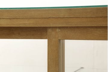 ガラスケースの見た目を変えずに綺麗にリペア!本体は着色・ペイントはせず現状の色味を活かし、木部の脚部裏側の色味は元の黒色のまま着色。(ショーケース、陳列棚、飾り棚、店舗什器)