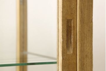 ガラスケースの見た目を変えずに綺麗にリペア!本体は着色・ペイントはせず現状の色味を活かし、木部の脚部裏側の色味は元の黒色のまま着色。(ショーケース、陳列棚、飾り棚、店舗什器)