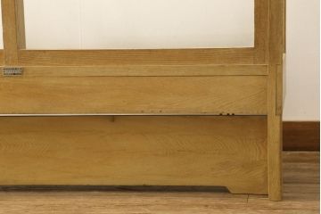 ガラスケースの見た目を変えずに綺麗にリペア!本体は着色・ペイントはせず現状の色味を活かし、木部の脚部裏側の色味は元の黒色のまま着色。(ショーケース、陳列棚、飾り棚、店舗什器)