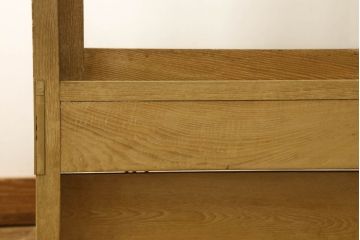 ガラスケースの見た目を変えずに綺麗にリペア!本体は着色・ペイントはせず現状の色味を活かし、木部の脚部裏側の色味は元の黒色のまま着色。(ショーケース、陳列棚、飾り棚、店舗什器)
