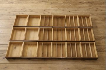 チェストをリペア&カスタム!既存の引手を掃除してワックス仕上げ。修繕箇所は本体と馴染ませ、現状の品物に合わせて1トーン程落ち着いた色に着色。(引き出し、サイドボード)