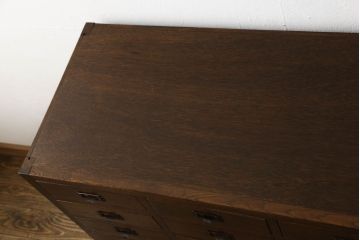 チェストをリペア&カスタム!既存の引手を掃除してワックス仕上げ。修繕箇所は本体と馴染ませ、現状の品物に合わせて1トーン程落ち着いた色に着色。(引き出し、サイドボード)